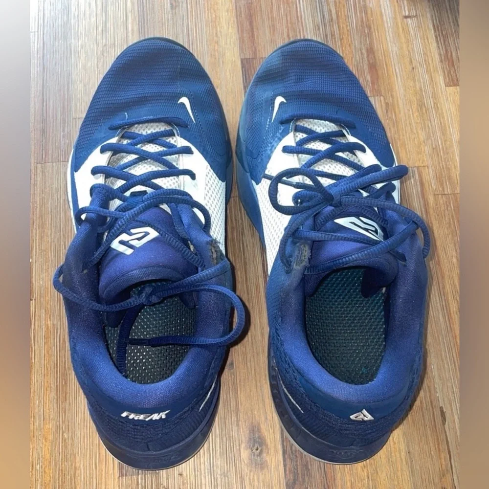 Nike Basketball Shoes - Picture 7 of 9